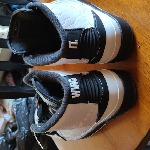 Youth Nike Black & White Air Jordan Retro Size 7Y - Picture 3 of 5